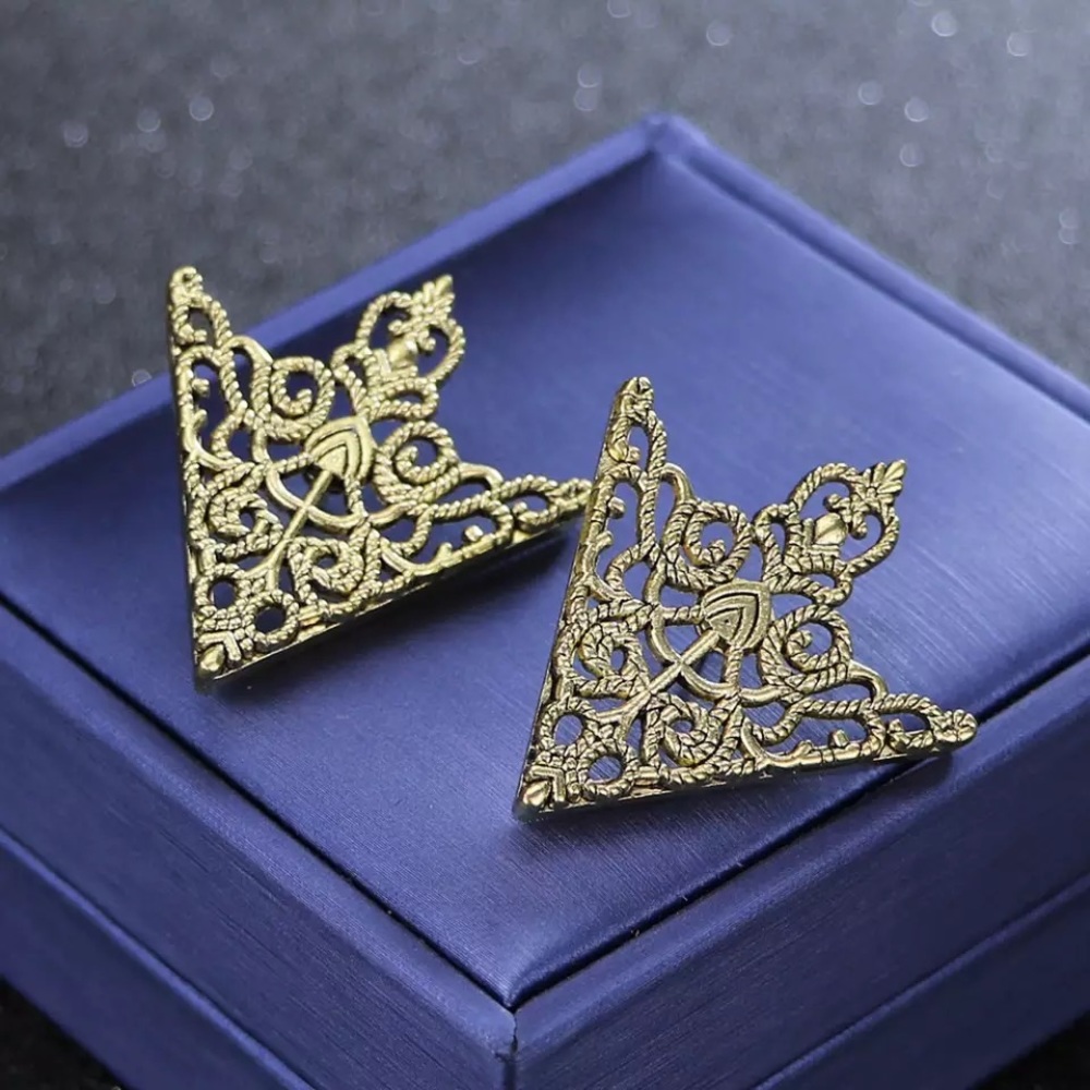 Goth Triangular Hollow Filigree Collar Tip Pins - Picture 5 of 16